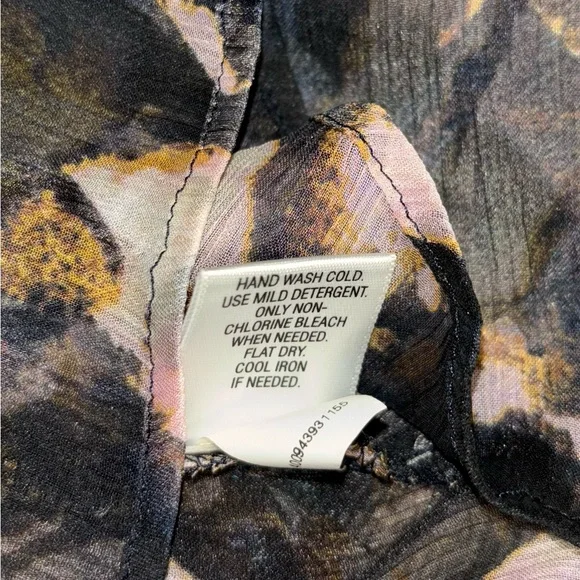 Simply Vera Wang Women's Size M Sheer Blouse Length 25" Excellent Condition - Picture 6 of 6